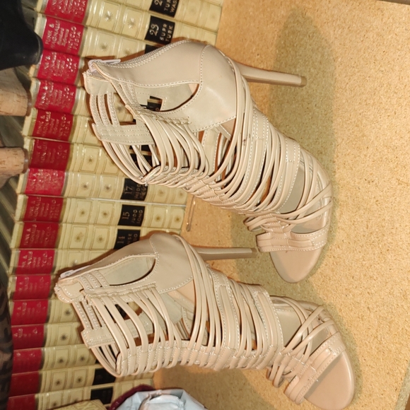 Tan high heels! - Picture 4 of 4
